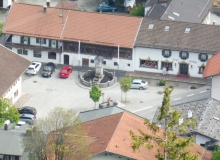 Wallgauer Dorfplatz mit Anwesen Kirchenböbl vom Krepelschroffen aus gesehen am 21.05.2017