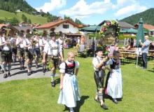 Parkfest am 13.08.2017 in Wallgau. Um 14 Uhr Einzug der Musikkapelle und der Trachtler vom Trachtenverein D'Simetsbergler Wallgau