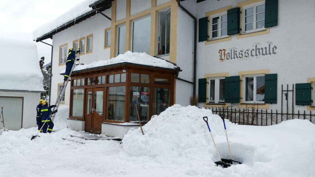 Befreiung von ausgewählten Hausdächern in Wallgau von der großen Schneelast am 13.01.2019