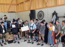 25-jähriges Jubiläum Holzhackerverein Wallgau am 06.07.2019. Die Ortsvereine überreichen ihr Geschenk
