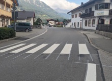 Neu markierter Zebrastreifen zwischen Cafe-Martl  und Schuwi