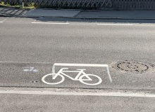 Markierung der Fahrradschutzstreifen im Bereich von Einmündungen