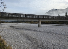 19.10.2024 die Isar vom Isarsteg bei Wallgau. Blick flussabwärts