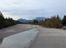 19.10.2024 die Isar vom Isarsteg bei Wallgau. Blick flussaufwärts