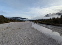 19.10.2024 die Isar vom Isarsteg bei Wallgau. Blick flussabwärts