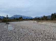 19.10.2024 die Isar 250m unterhalb des Isarsteges bei Wallgau. Blick Flussaufwärts