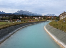 19.10.2024 der Isarüberleitkanal in Krün. Blick Flußaufwärts