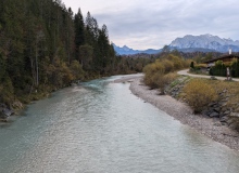 19.10.2024 die Isar bei Krün unterhalb des Wehrs. Blick flussaufwärts