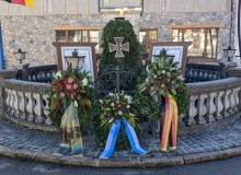 2023-04-14-enkmal-mit-Kranz