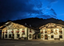 2023-08-07-Dorplatz-nachts-PXL_20230719_194750831