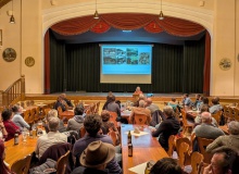 Frau Dorner  informiert über den historischen Hintergrund zur Dorfplatzgestaltung