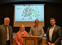 Bastian Eiter (Bürgermeister Wallgau), Susanne Dorner (Plankreis), Nico Hebler (Örtlich beauftragter der Dorferneuerung Wallgau), Axel Brück (Sachgebietsleiter ALE)