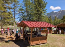 2026-05-23-Spielplatzfest. Beliebter Platz im Schatten