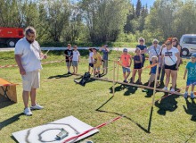 2026-05-23-Spielplatzfest. Unter den strengen Augen des Schiedsrichters