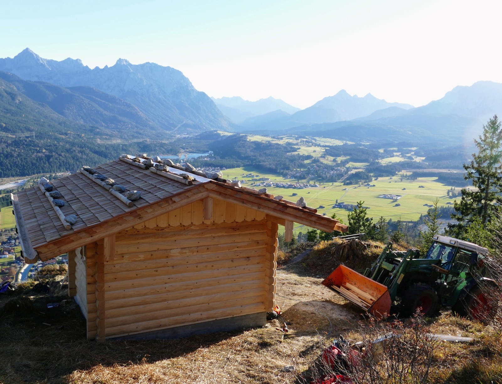 Neuer Unterstand auf dem Krepelschroffen über Wallgau mit Blilck aufs Isartal und Karwendelgebirge