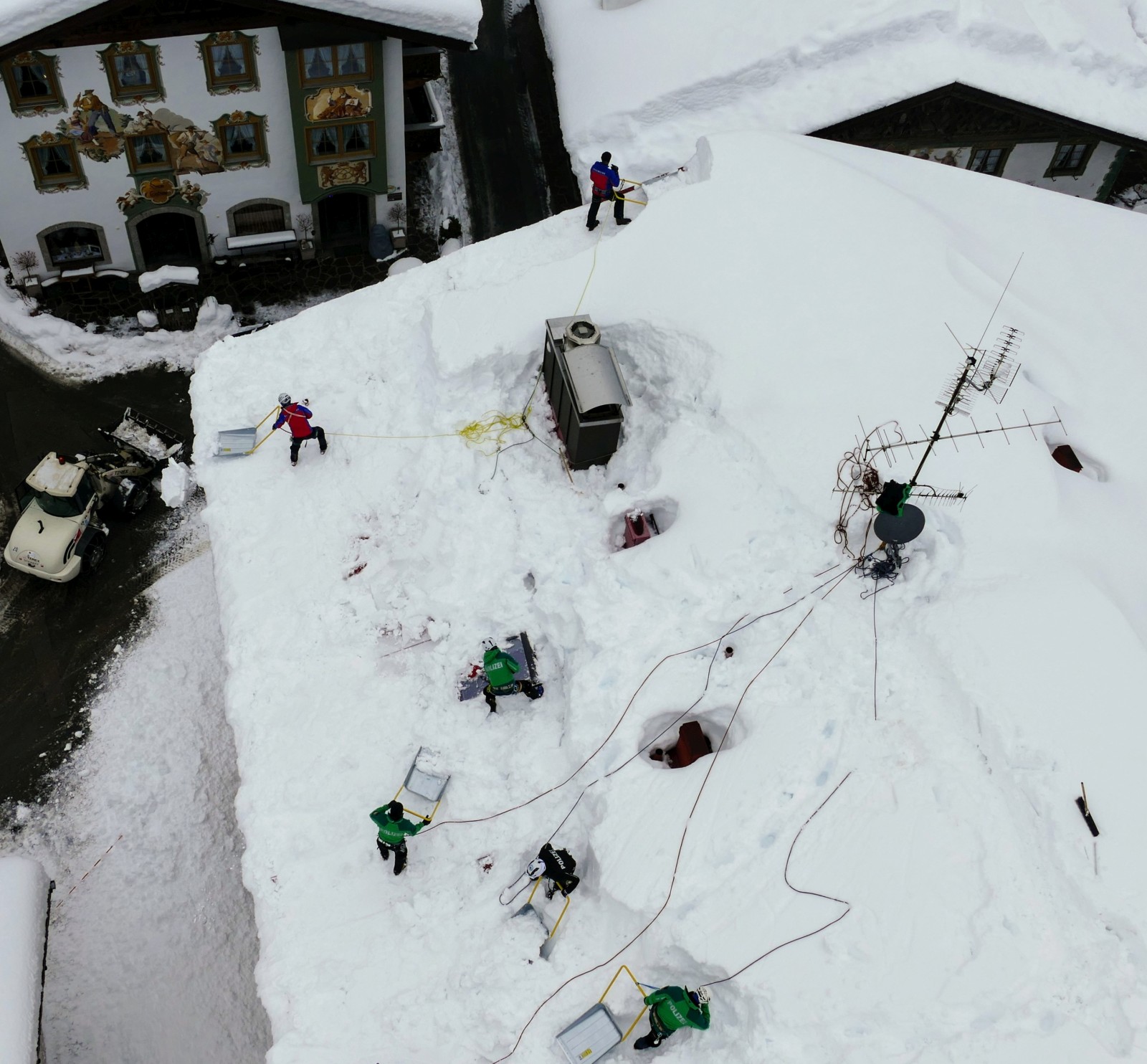 Schneemassen in Wallgau, Hilfskräfte der Feuerwehr, Bergwacht, THW und Bergführer der Polizei befreien vom Statiker ausgewählte Hausdächer von der Schneelast. Bild aufgenommen von der Drehleiter der Feuerwehr.