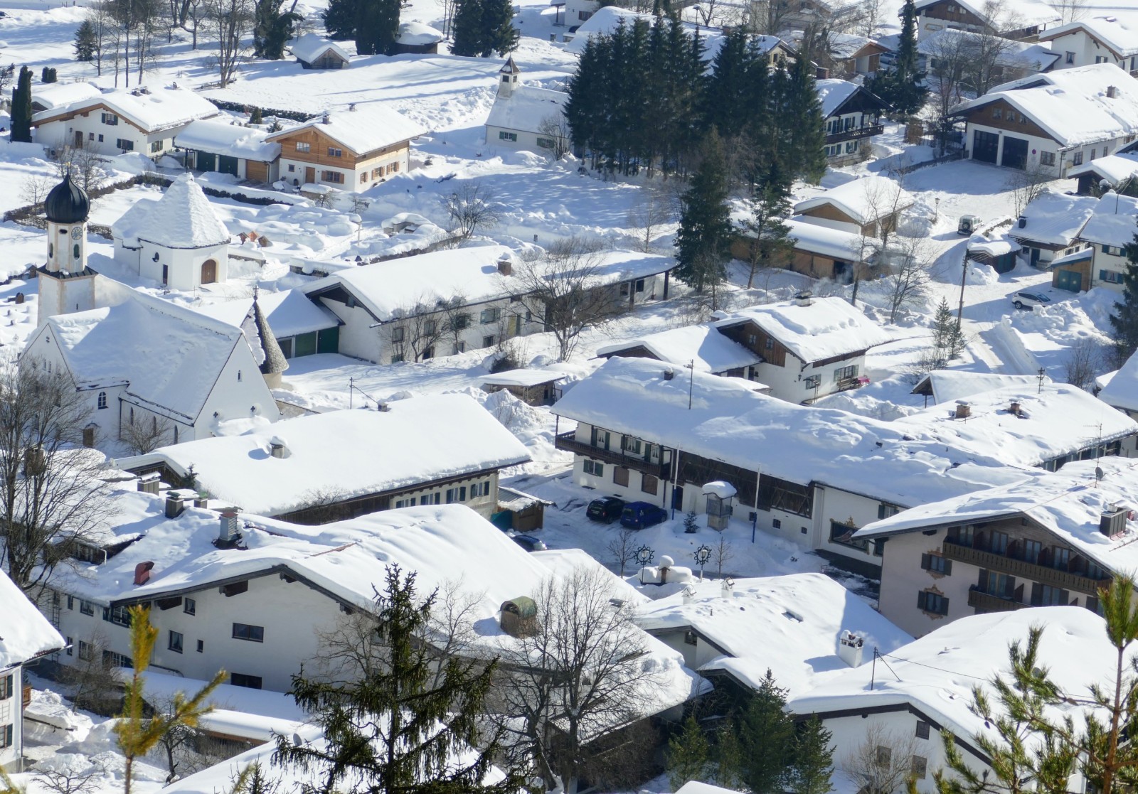 Wallgauer Dorfplatz im Winter, gesehen vom Magdalena Neuner Panoramaweg