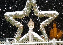 Mit viel Schnee der Stern an der Sonnleiten in Wallgau. Im Hintergrund Pfarrkirche St. Jakob