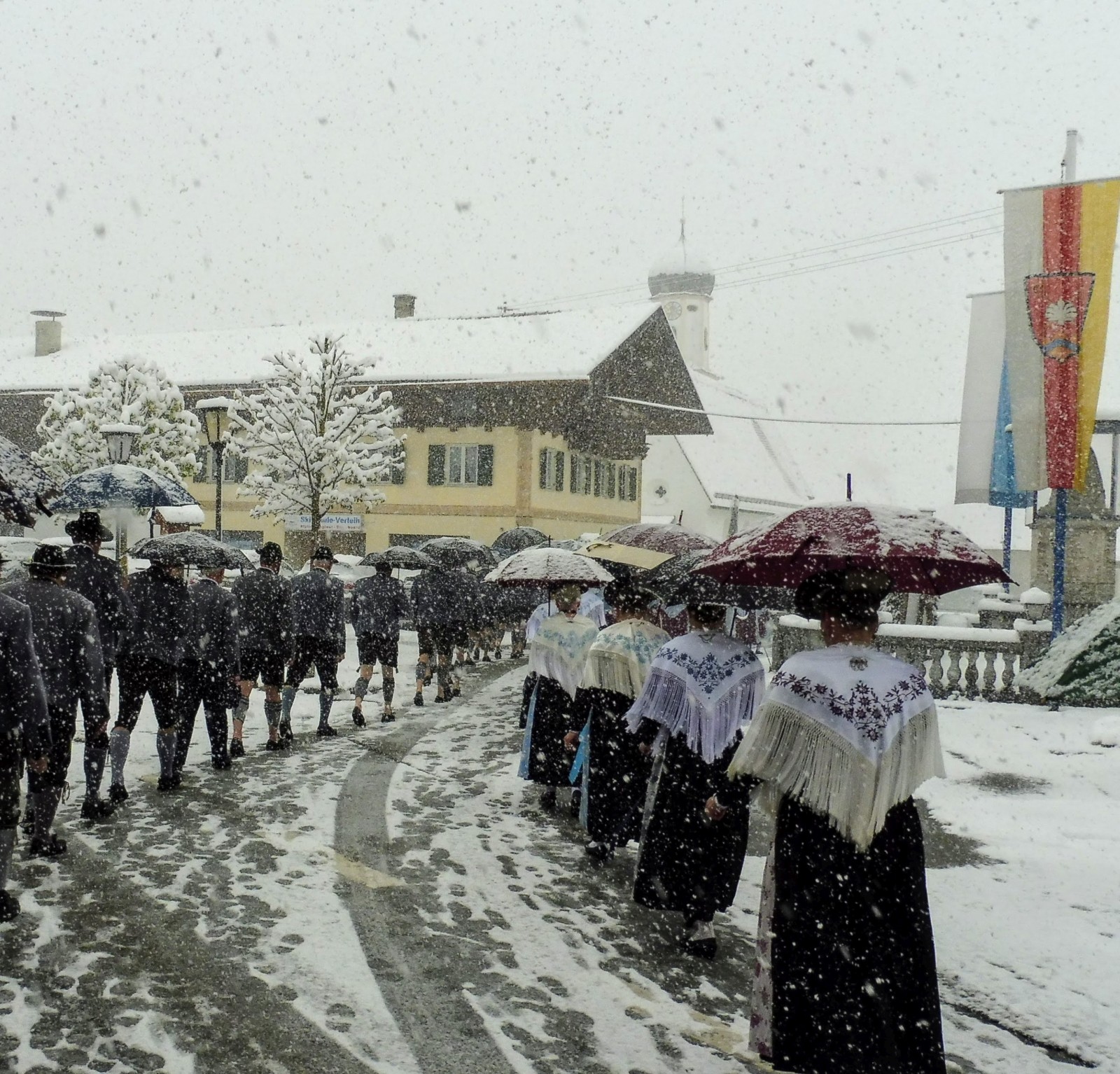 Kirchenzug zum Trachtenjahrtag in Wallgau bei Schneetreiben am 05. Mai 2019