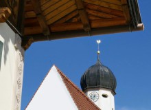 Pfarrkirche St. Jakob unter dem Dach des Anwesens Kirchenböbl am Wallgauer Dorfplatz