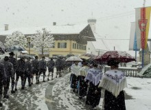 Kirchenzug zum Trachtenjahrtag in Wallgau bei Schneetreiben am 05. Mai 2019