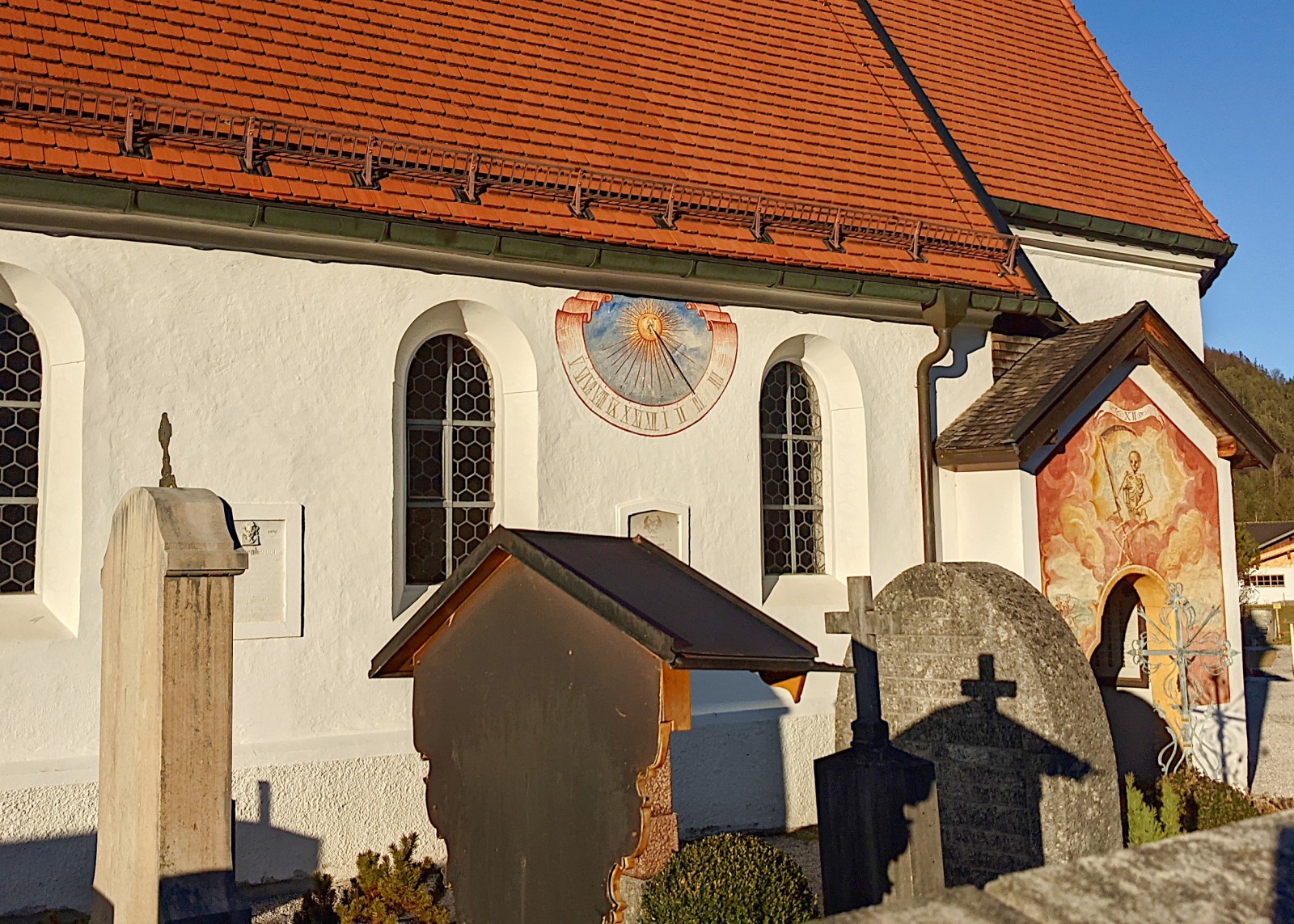 Sonnenuhr an der Pfarrkirche St. Jakob in Wallgau