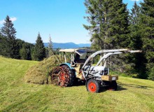 Eicher Traktor Modell Panther mit Heuzange bei Krün. Landmaschinentechnik Made in Bavaria.