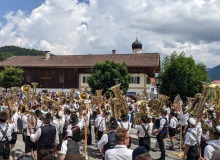 Die Instrumente hoch zu Ehren des 75-jährigen Jubiläums der Musikkapelle Wallgau