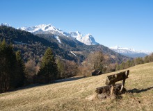 Bank am Gstoag mit Aussicht auf die Alpspitze