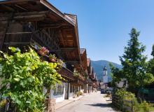 Sonnenstraße in Garmisch mit Pfarrkirche St. Martin