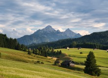 Buckelwiesen bei Mittenwald mit Arnspitzen von links: Große Arnspitze 2196m, Mittlere Arnspitze 2091m, Arnplattenspitze 2170m