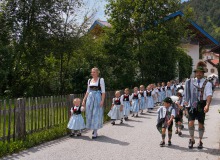 Festzug mit Trachtenjugend zum Parkfest in Wallgau