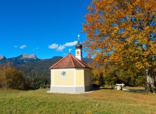 Kapelle Maria Rast. Herbstpracht auf den Buckelwiesen bei Krün.