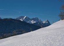 Blick vom Isartal auf das Wettersteingebirge von links: Hochblassen 2706m; Alpspitze 2628m; Zugspitze 2962m; Großer Waxenstein 2276m