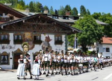 Endlich wieder nach 2019 Trachtenumzug zum Parkfest in Wallgau