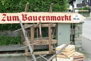 Woiga.de Schild zum Bauernmarkt in Wallgau